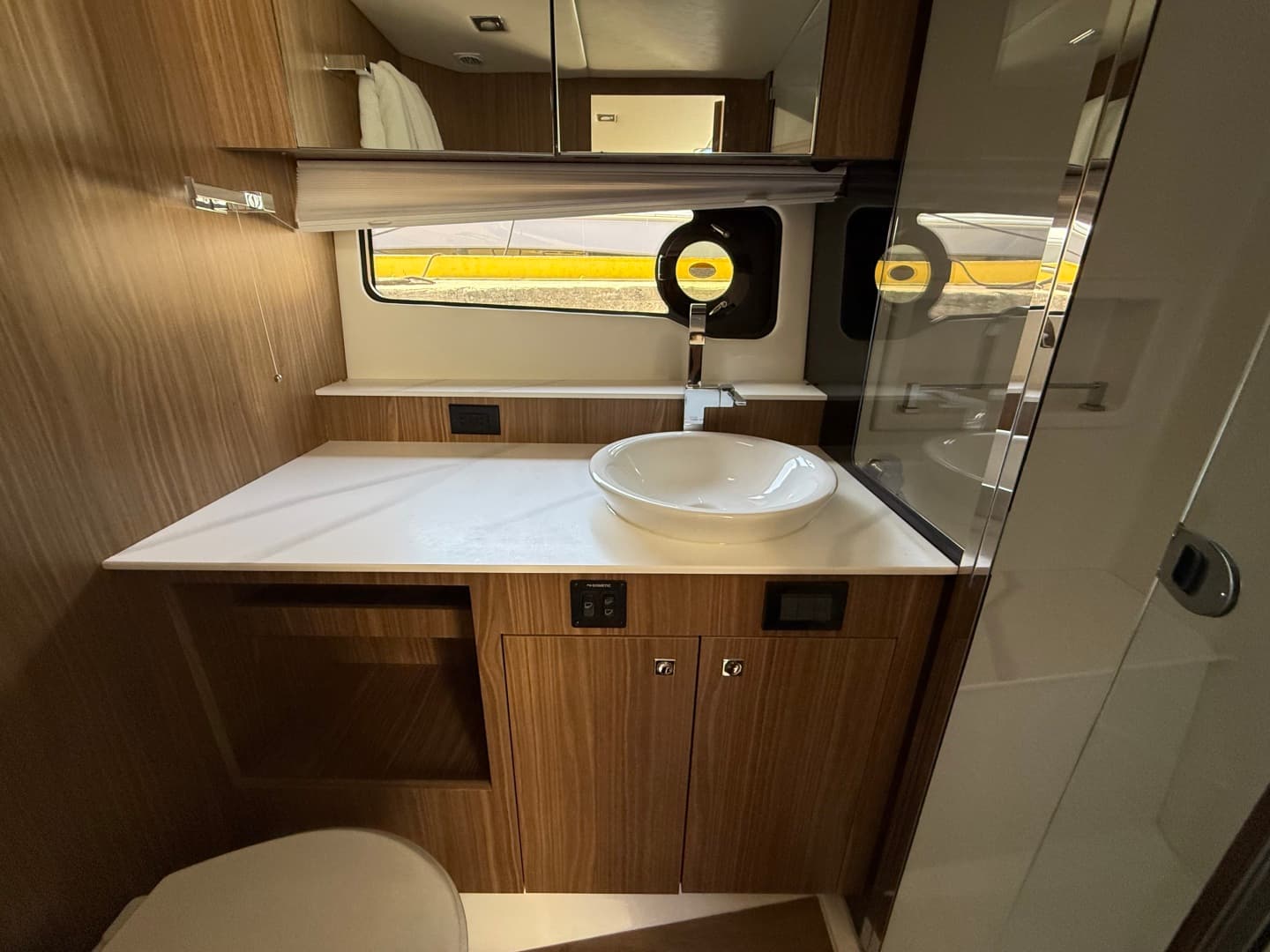 2024 Cruisers Yachts 50 GLS Outboard