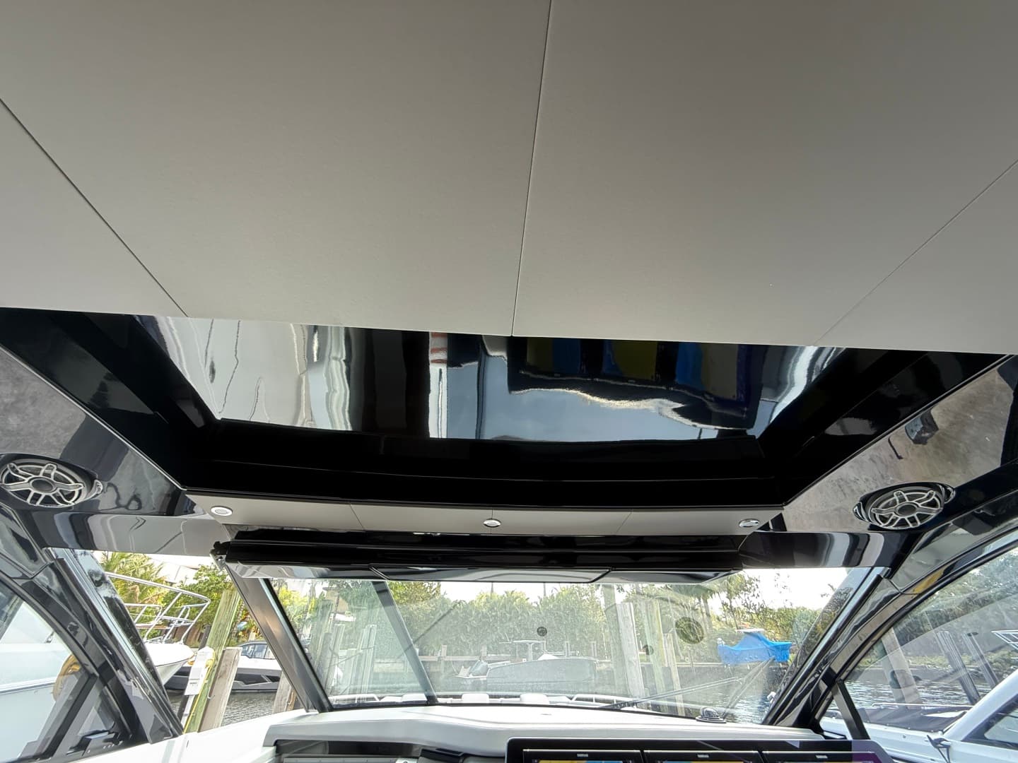 2024 Cruisers Yachts 50 GLS Outboard