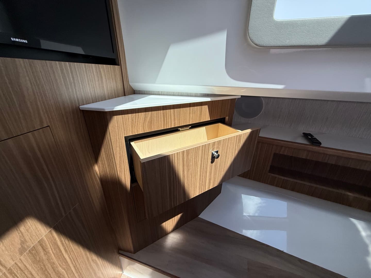 2024 Cruisers Yachts 50 GLS Outboard