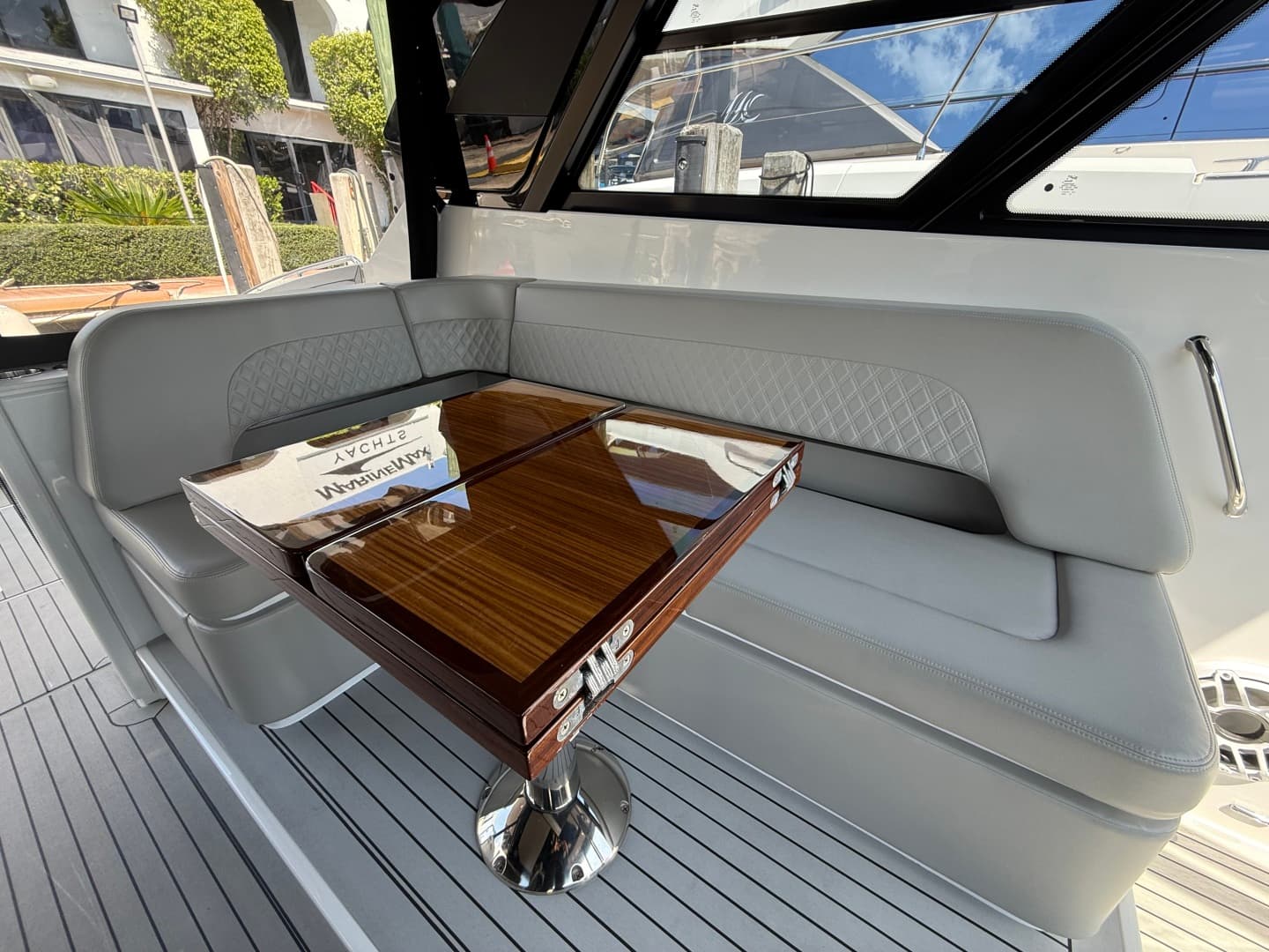 2024 Cruisers Yachts 50 GLS Outboard