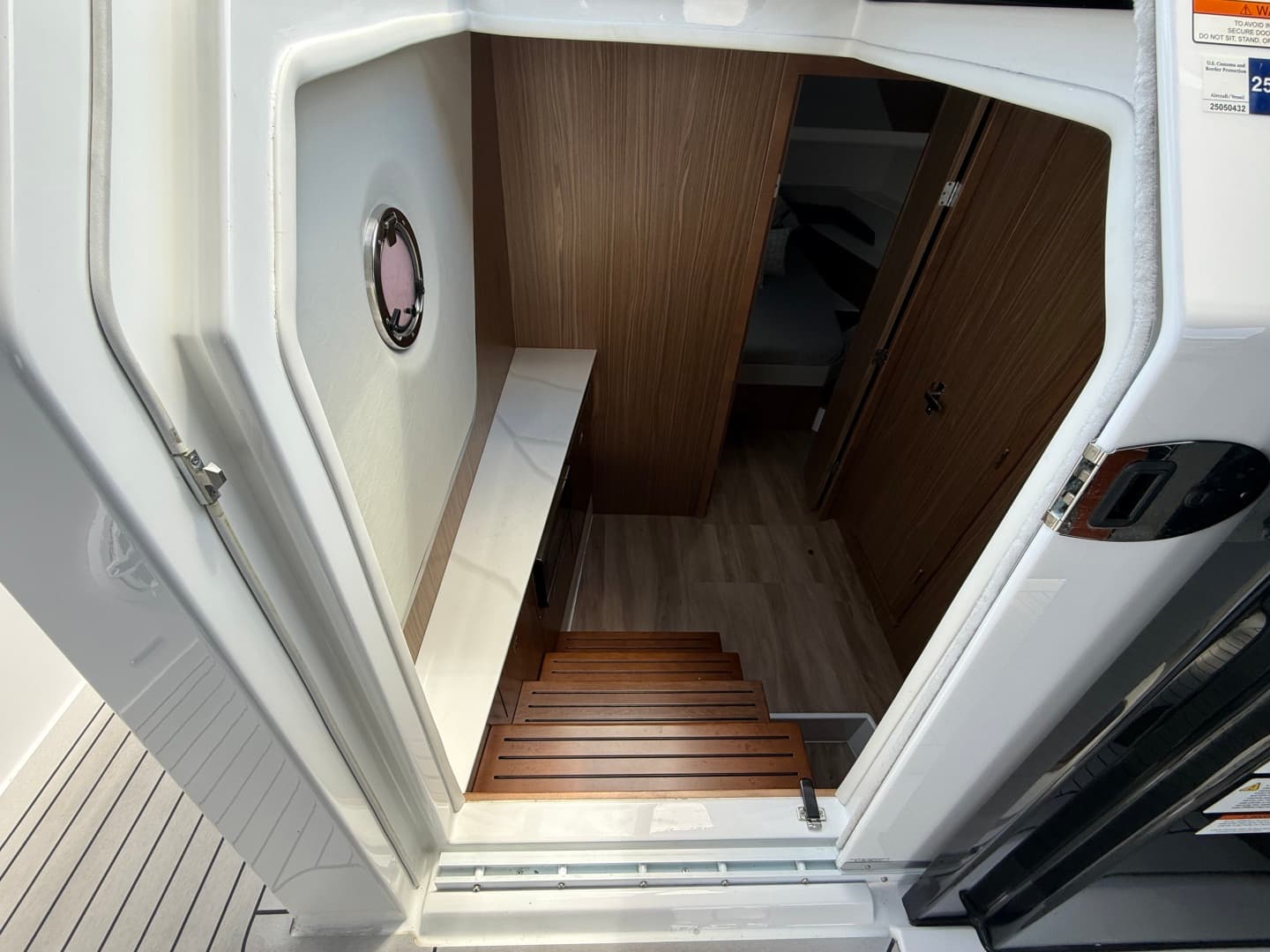 2024 Cruisers Yachts 50 GLS Outboard