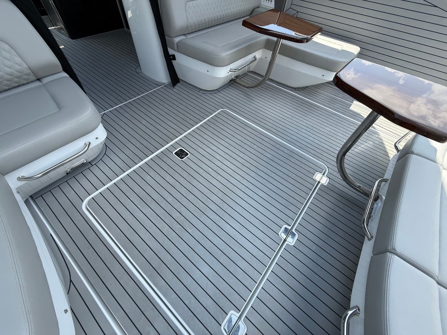 2024 Cruisers Yachts 50 GLS Outboard