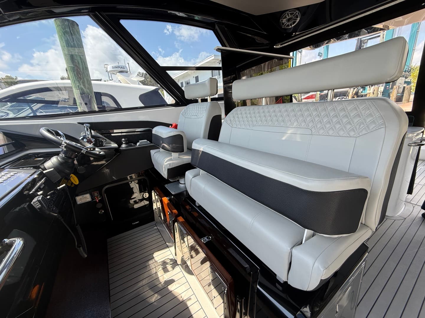 2024 Cruisers Yachts 50 GLS Outboard