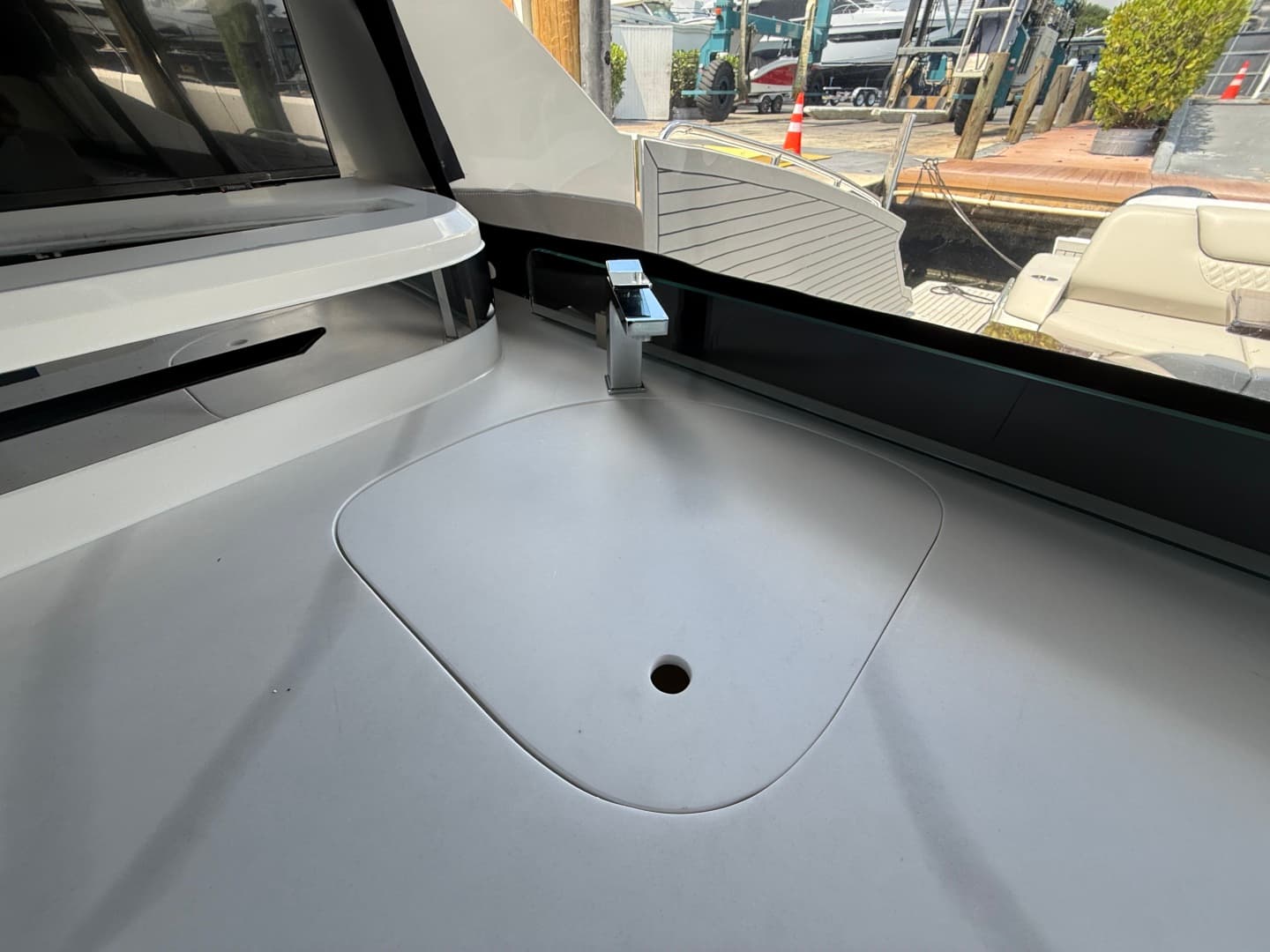 2024 Cruisers Yachts 50 GLS Outboard