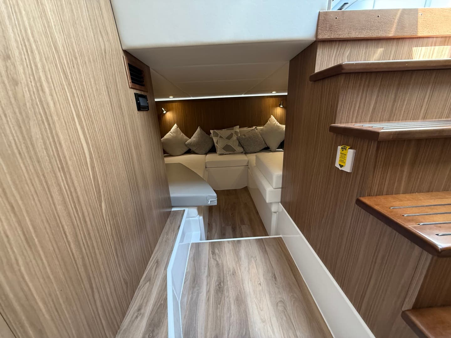 2024 Cruisers Yachts 50 GLS Outboard