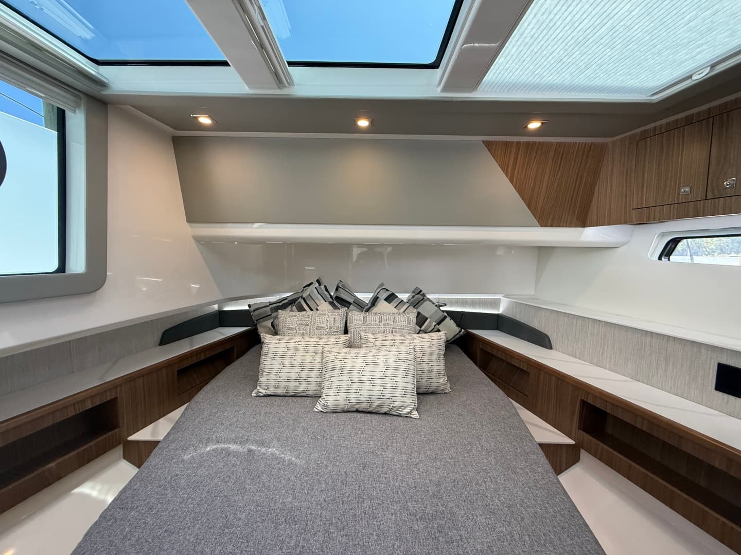 2024 Cruisers Yachts 50 GLS Outboard