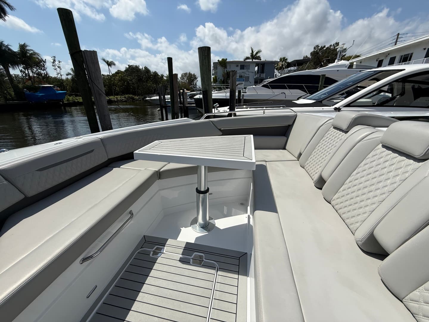 2024 Cruisers Yachts 50 GLS Outboard