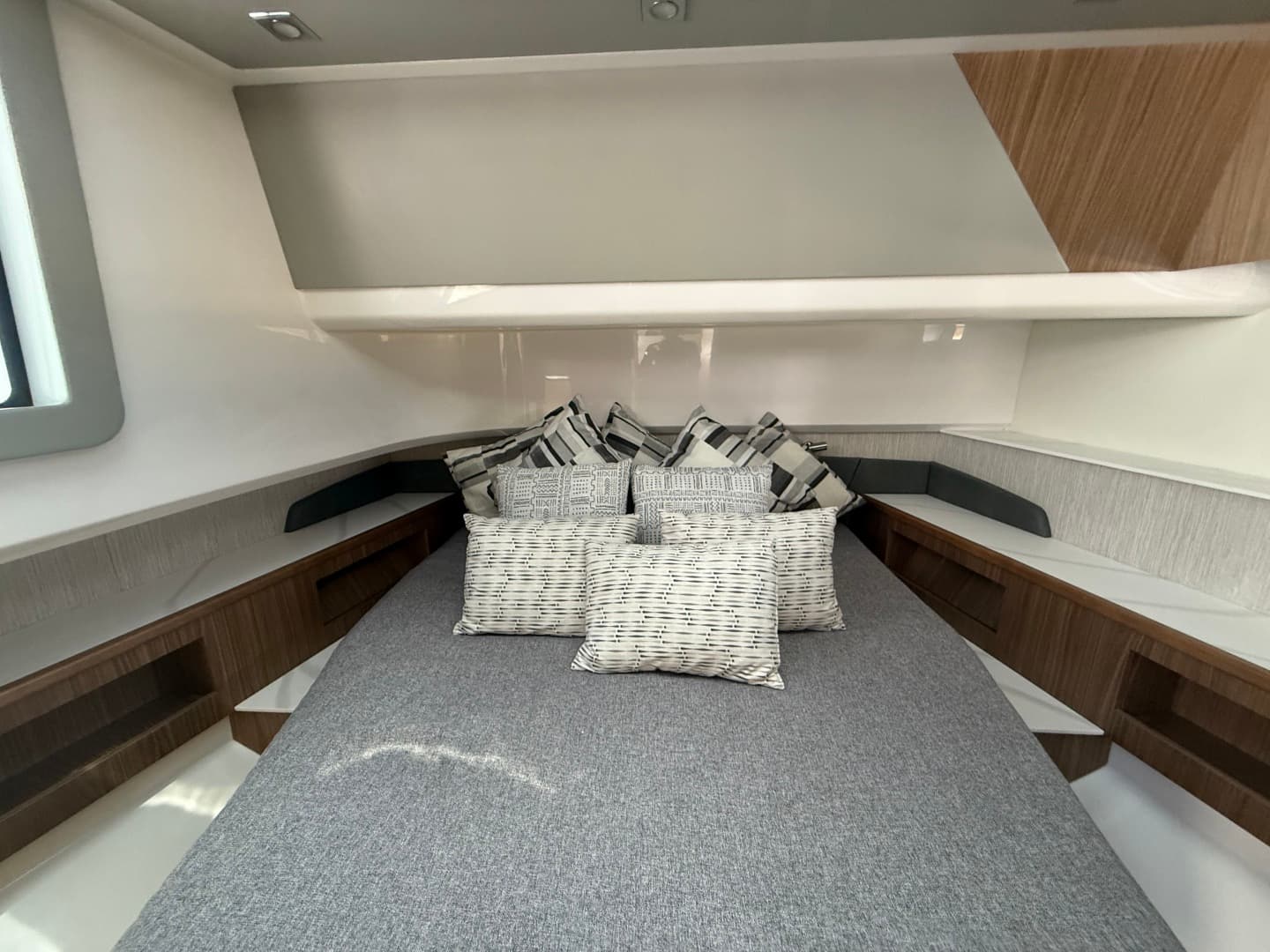 2024 Cruisers Yachts 50 GLS Outboard