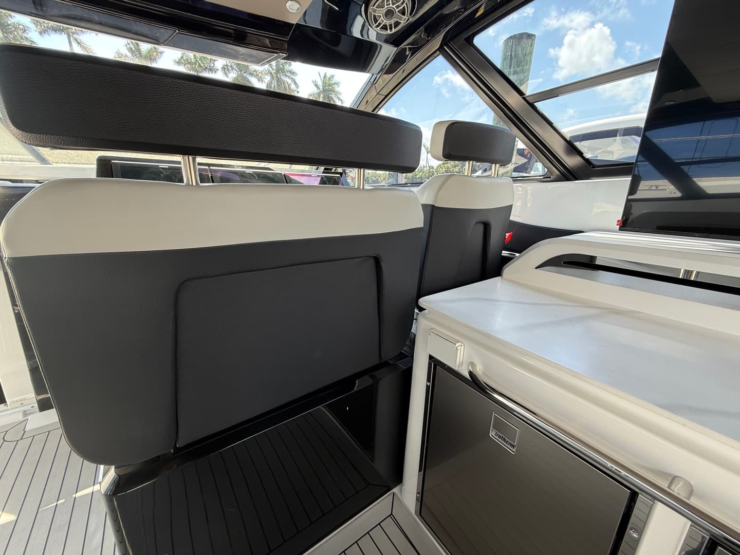 2024 Cruisers Yachts 50 GLS Outboard