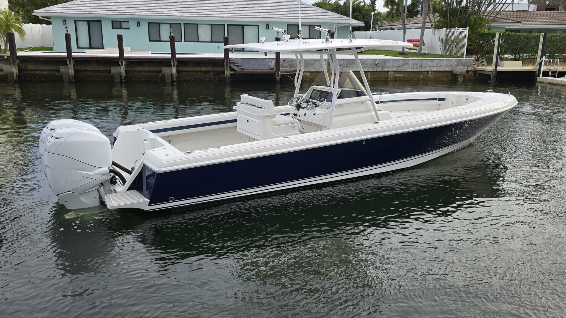 2007 Intrepid 323 Open