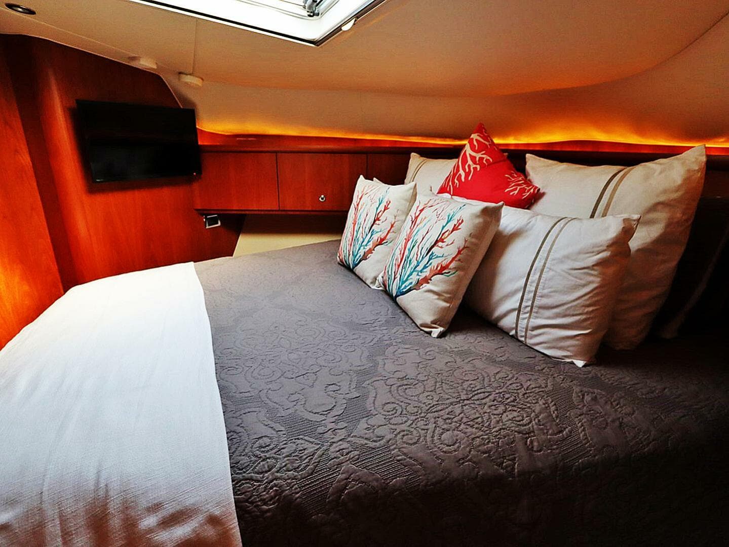 2009 Tiara Yachts Sovran 4300