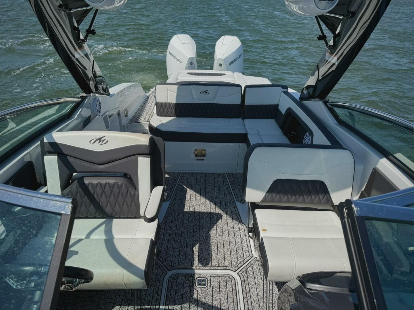 2020 Monterey 29 305SSD