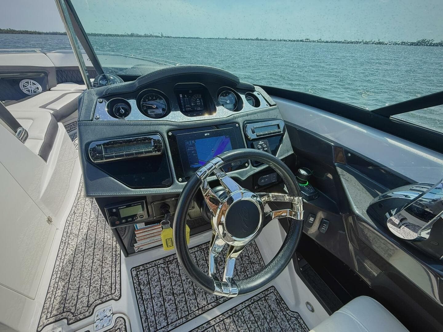 2020 Monterey 29 305SSD