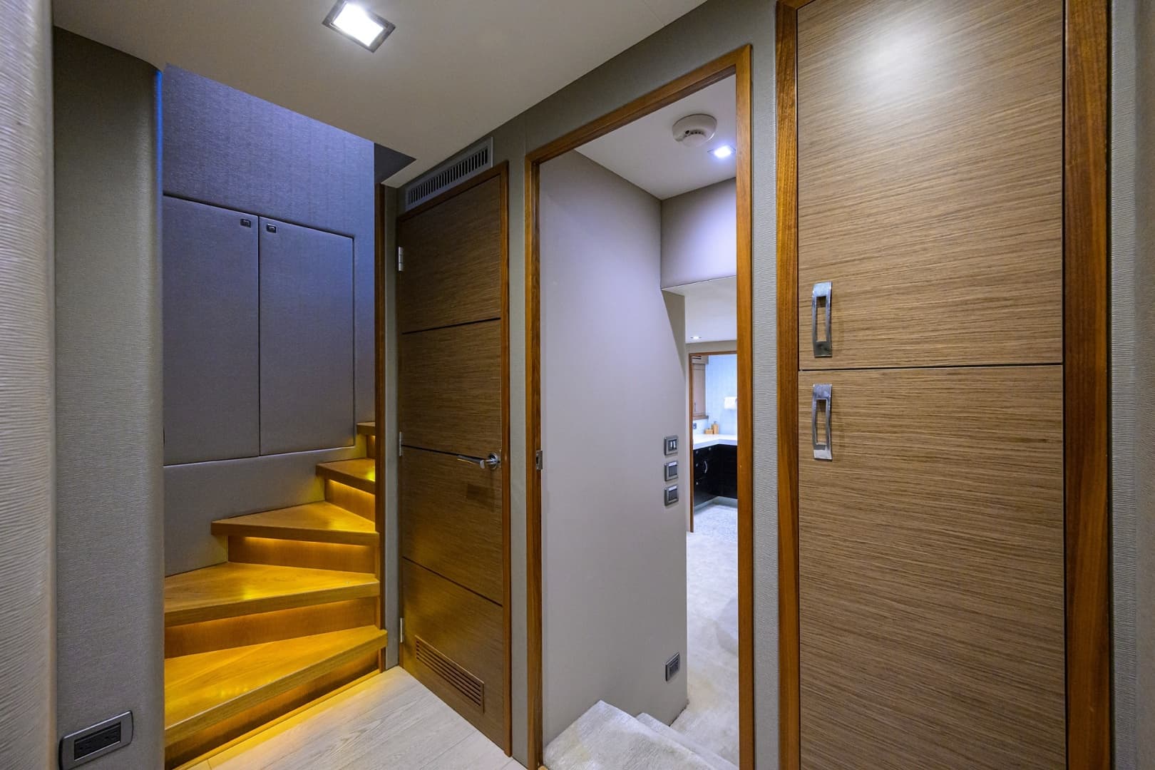 2013 Hatteras 80 Motor Yacht