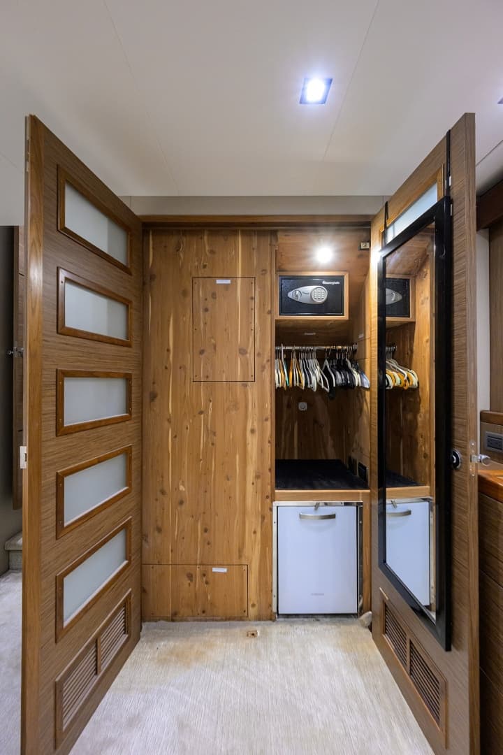 2013 Hatteras 80 Motor Yacht