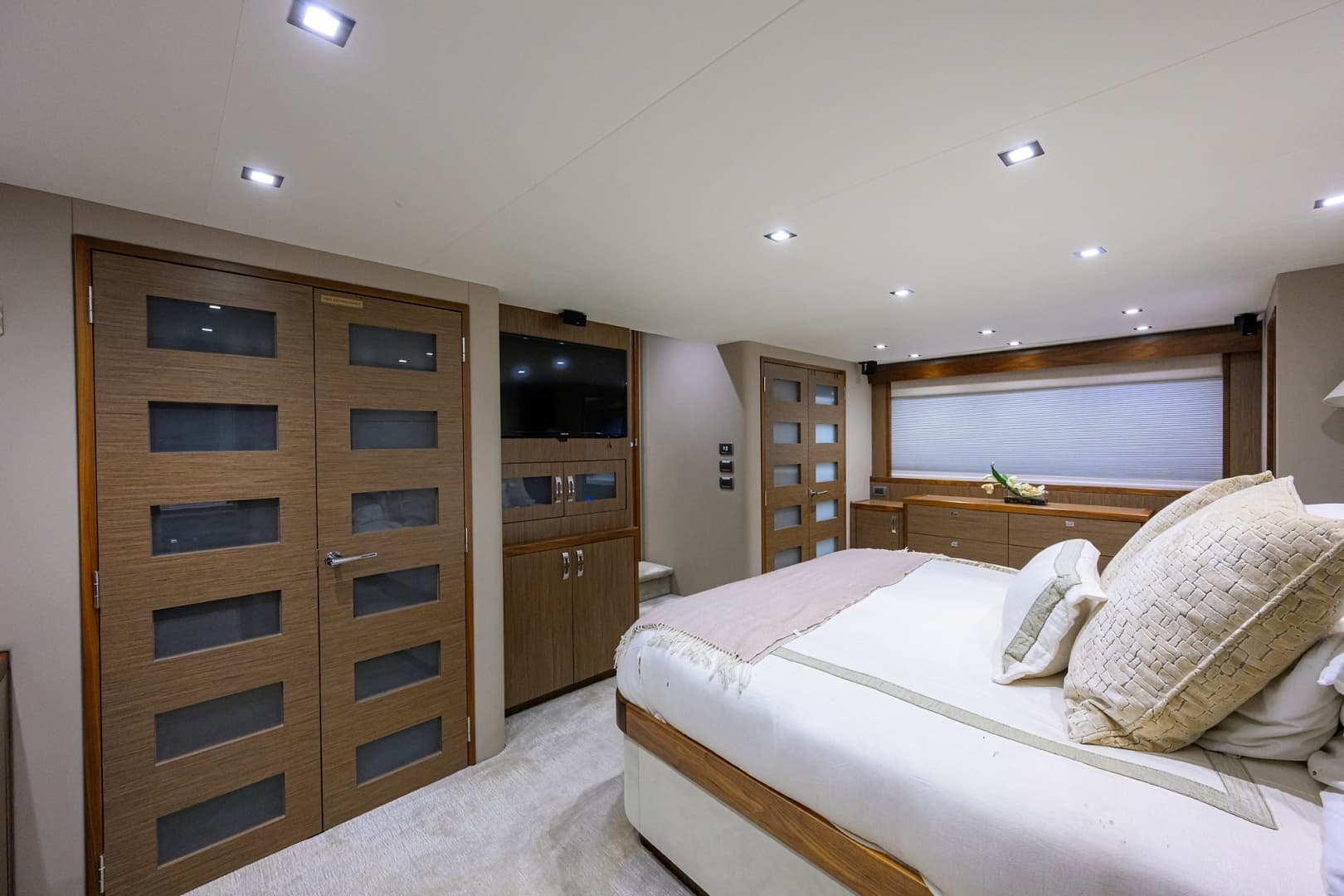 2013 Hatteras 80 Motor Yacht