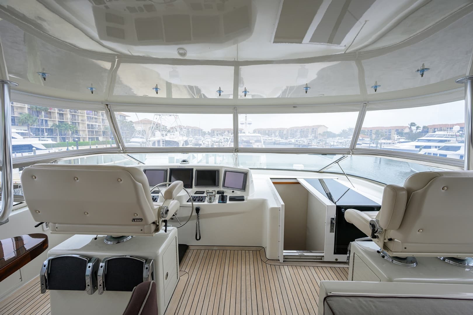 2013 Hatteras 80 Motor Yacht