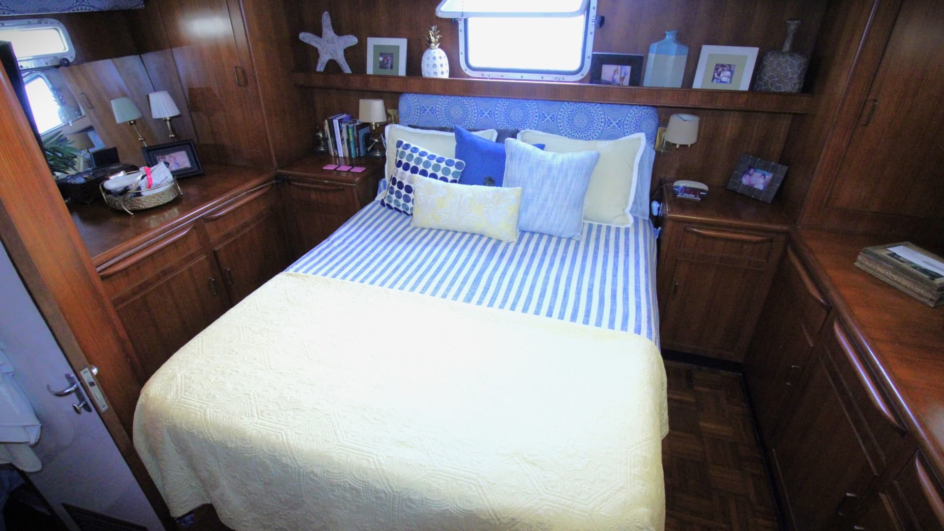 1995 Jefferson 52 Rivanna Cockpit MY