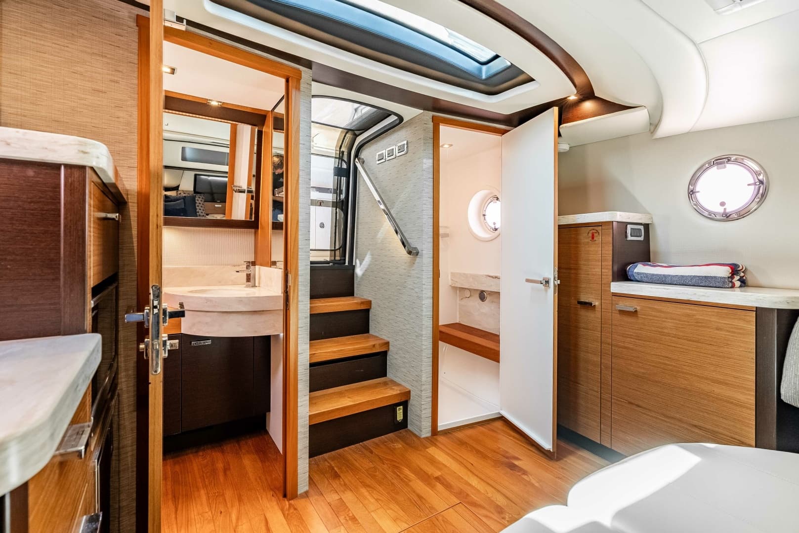 2016 Tiara Q44 LIVIMAC