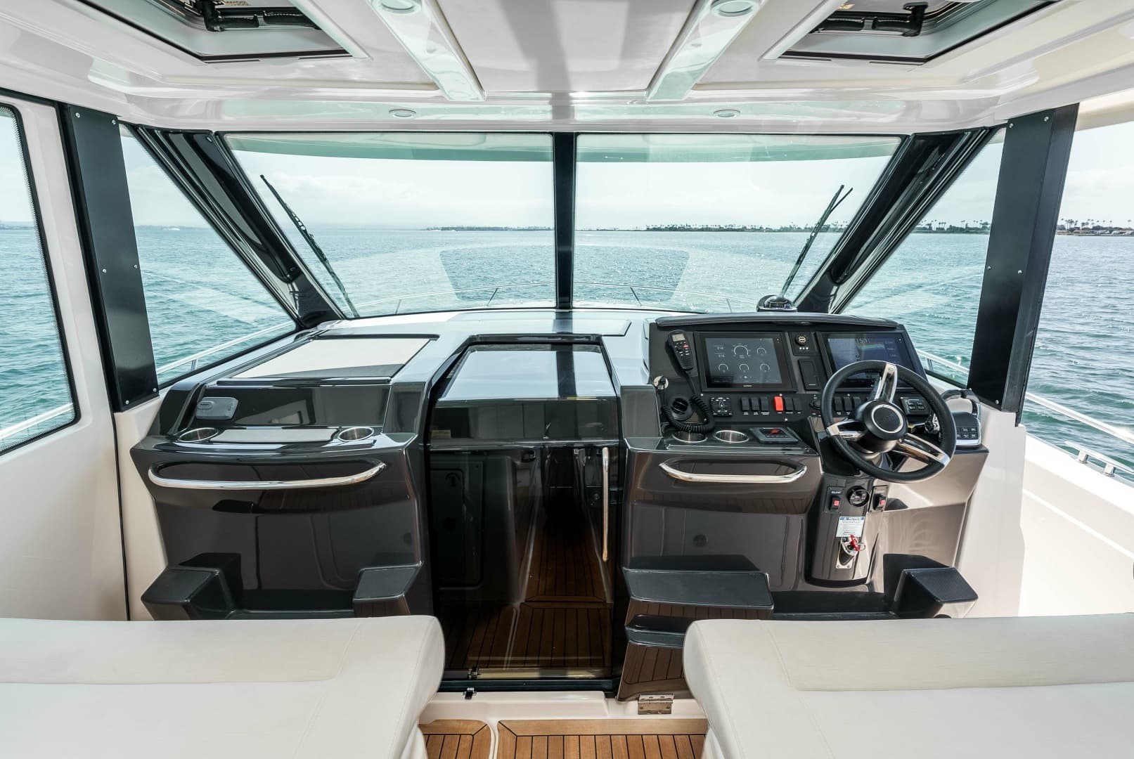 2016 Tiara Q44 LIVIMAC Helm