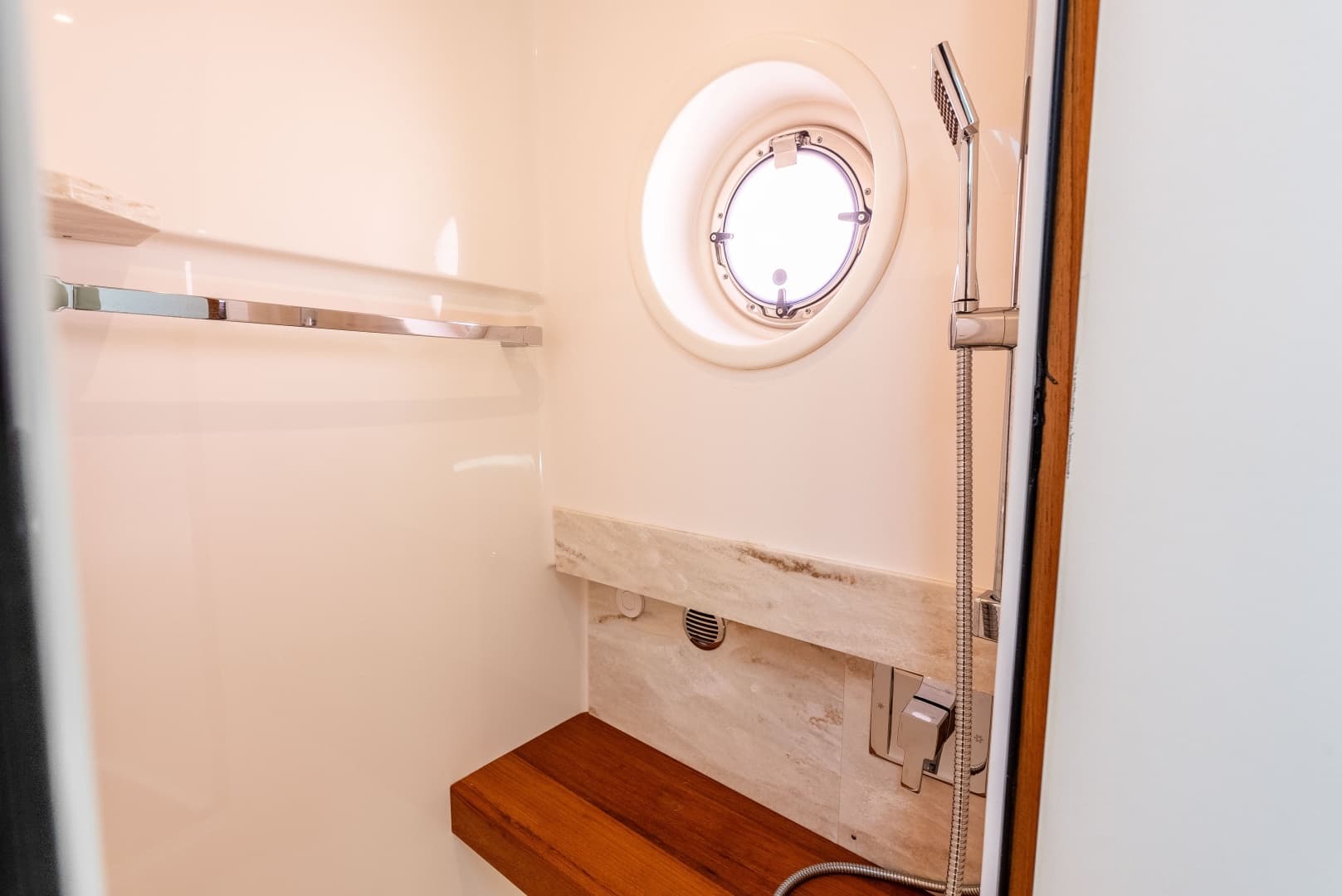 2016 Tiara Q44 LIVIMAC