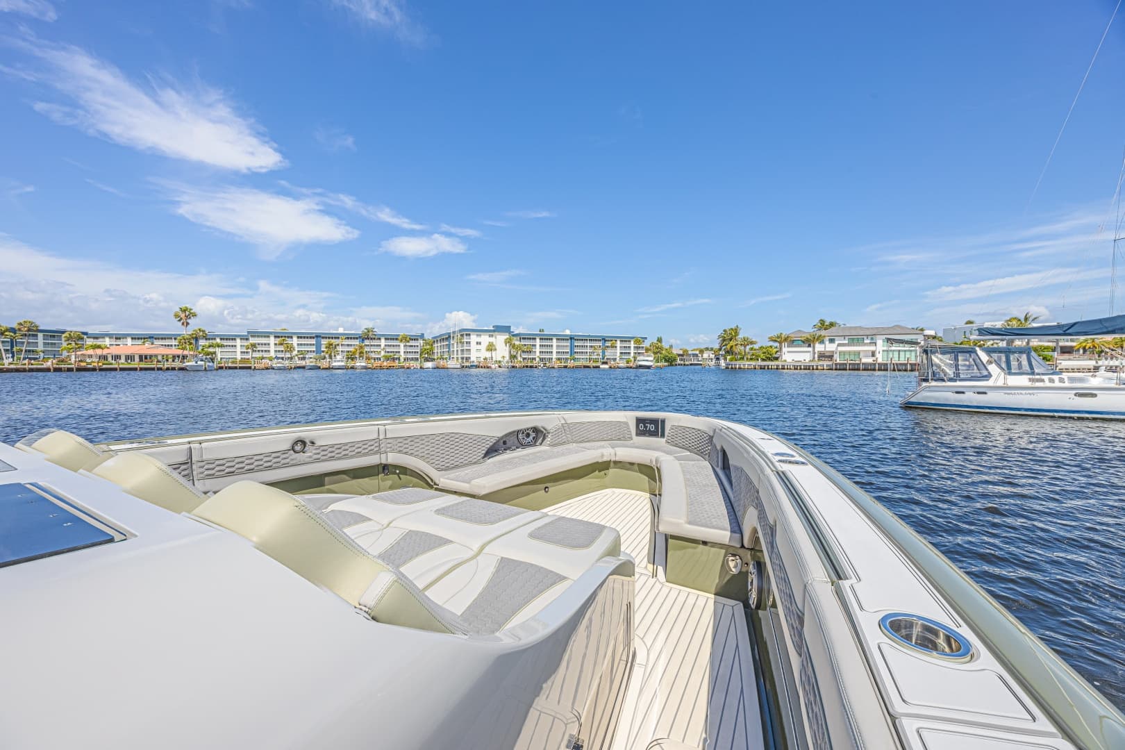 2025 Midnight Express 52 Vitesse