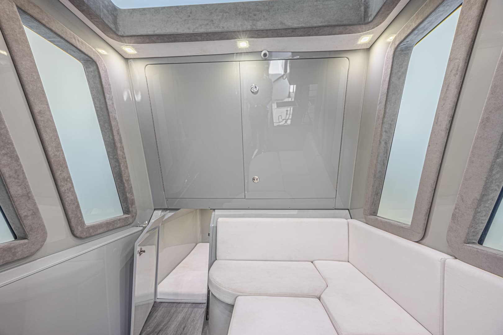 2025 Midnight Express 52 Vitesse