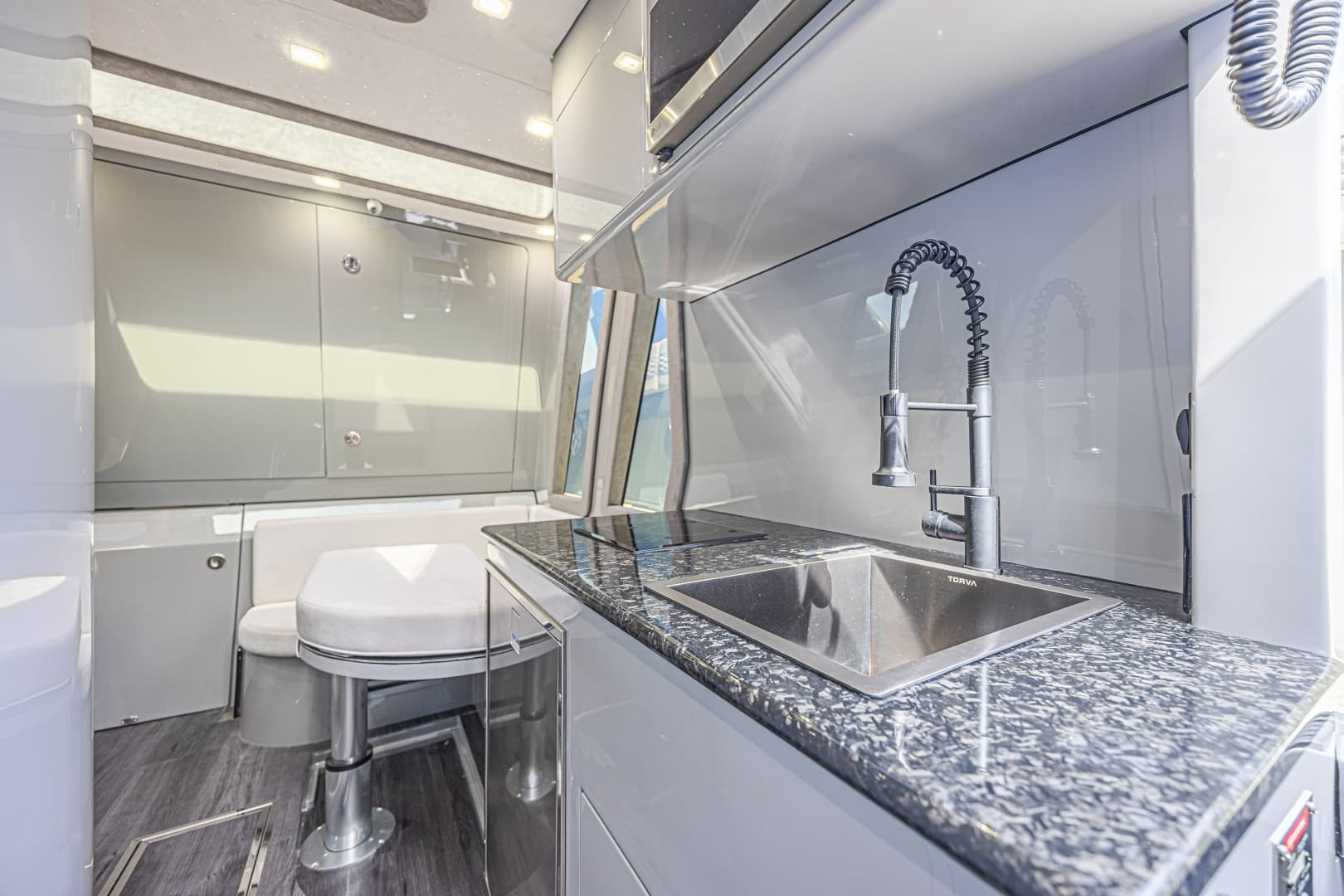 2025 Midnight Express 52 Vitesse