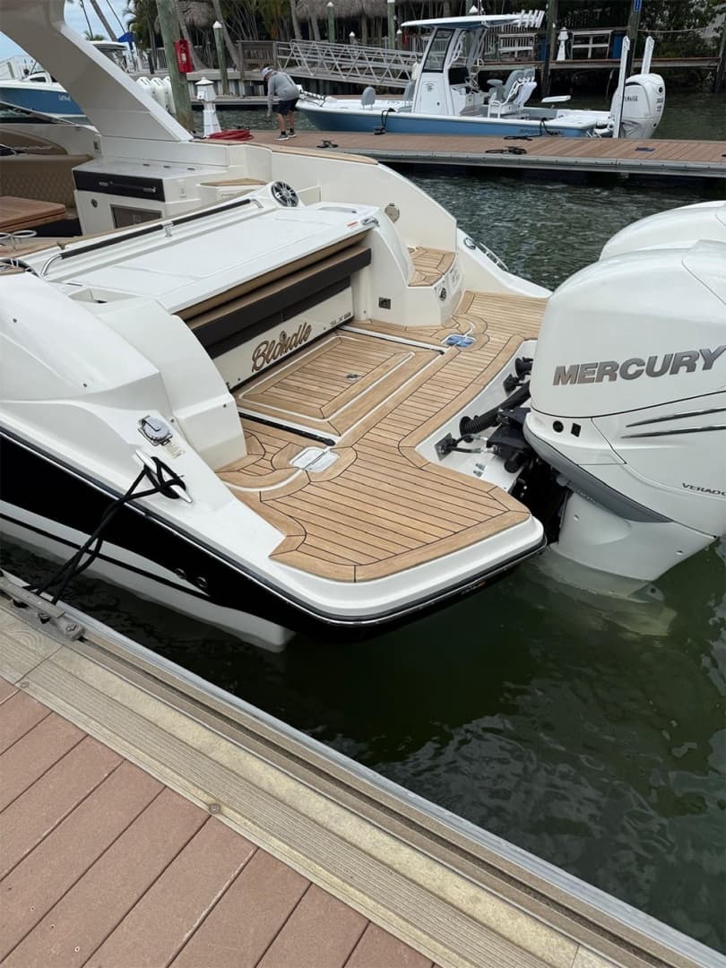 Concealable aft-facing transom lounger (folded)