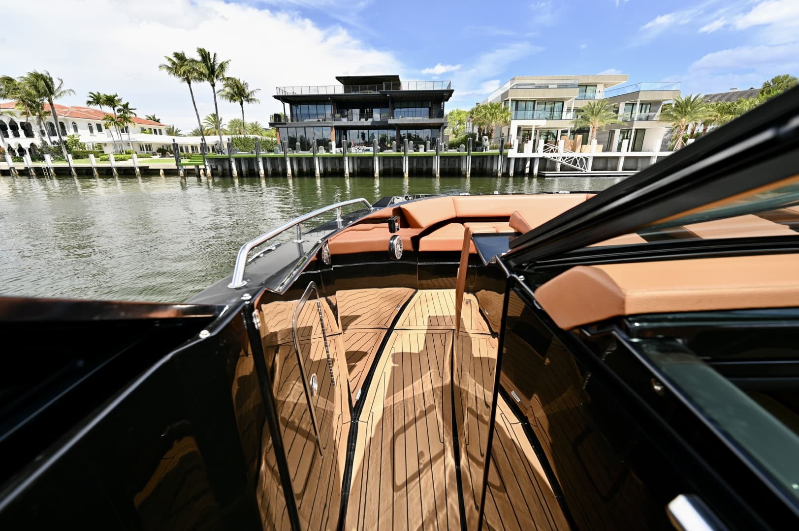 Walkthrough to Bow, Cruisers Yachts 38 GLS