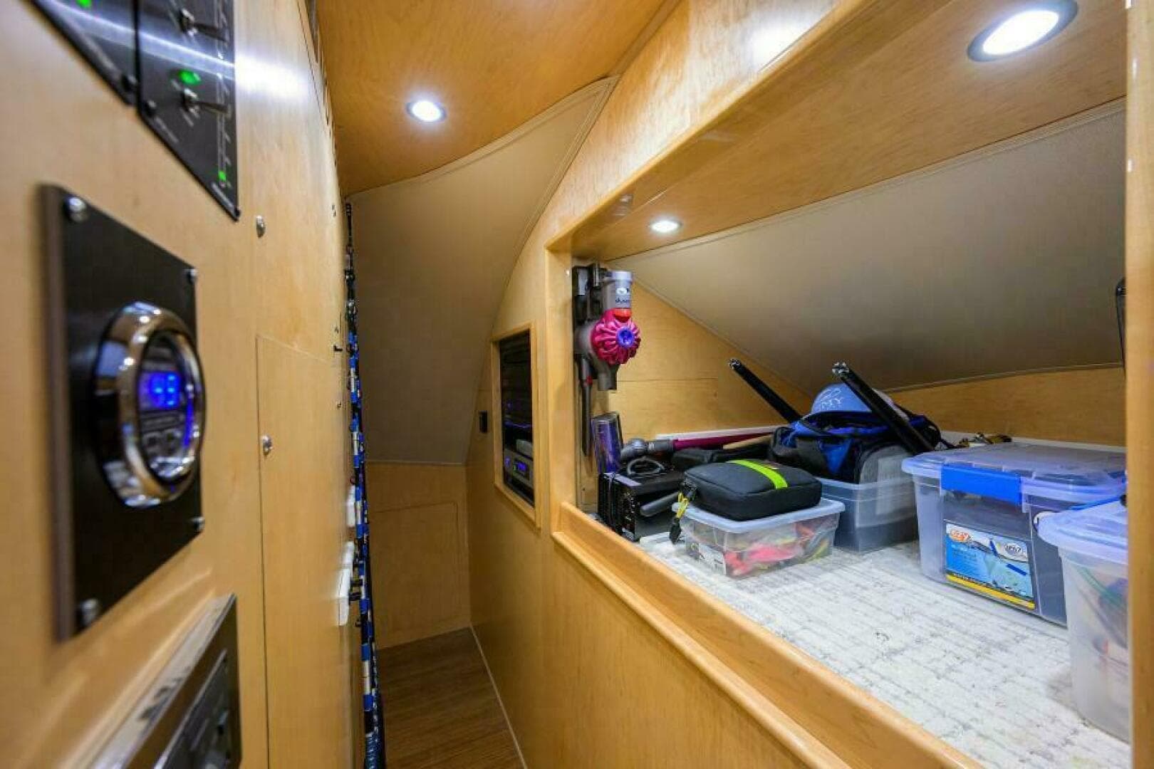 Viking 72 TAMI ANN - Pantry