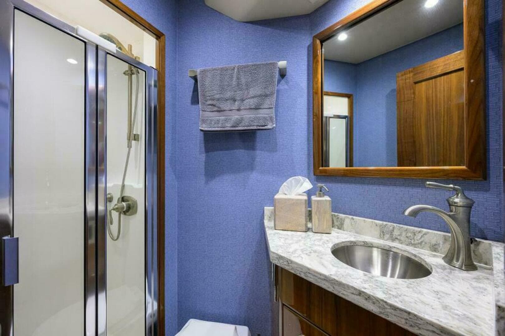 Viking 72 TAMI ANN - Port Guest Head