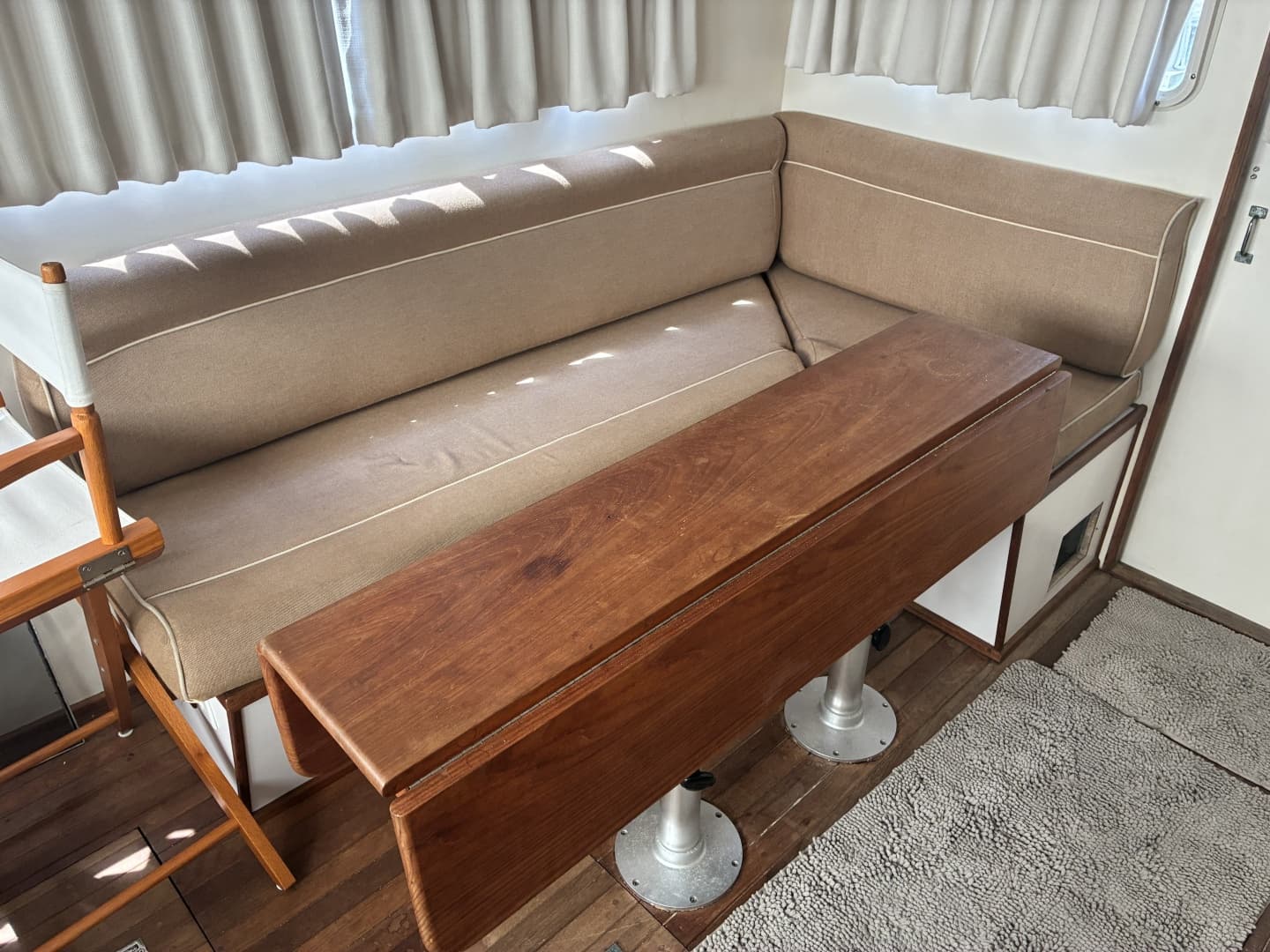 1989 Duffy 35 Flybridge - Dinette