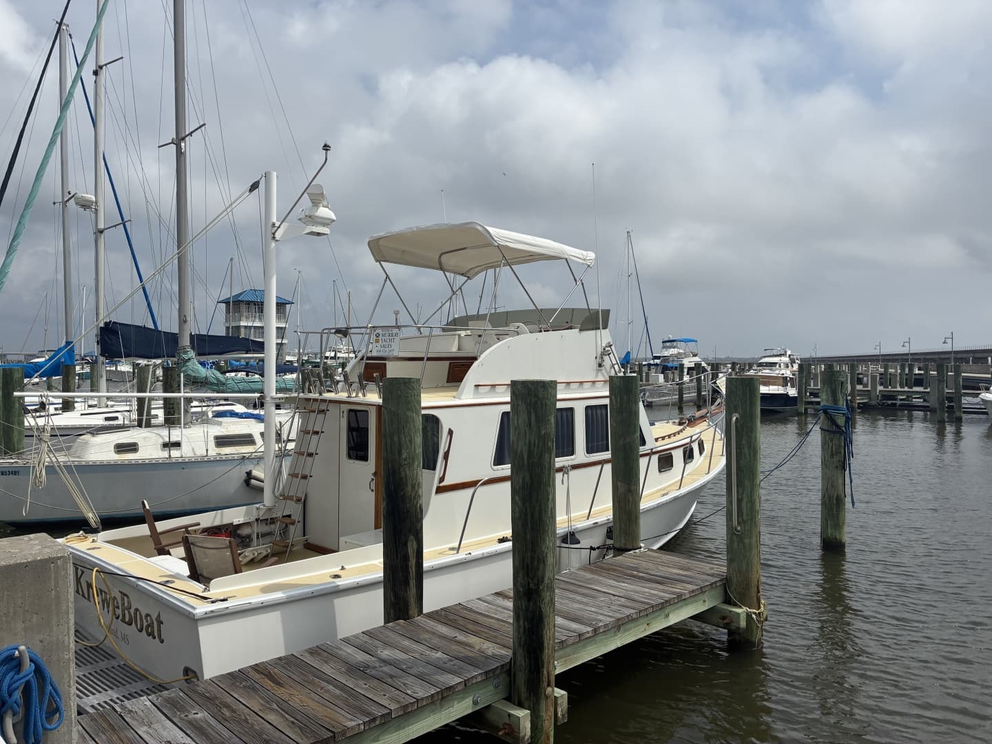 1989 Duffy 35 Flybridge - Starboard profile