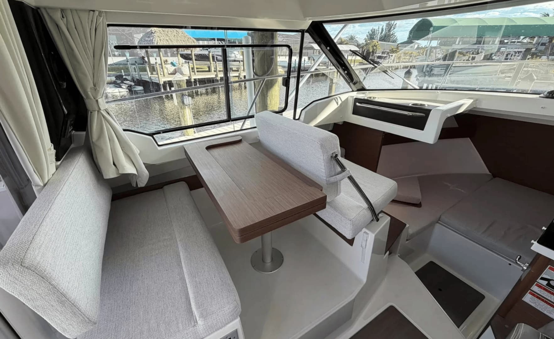 2023 Jeanneau NC-795 Coupe