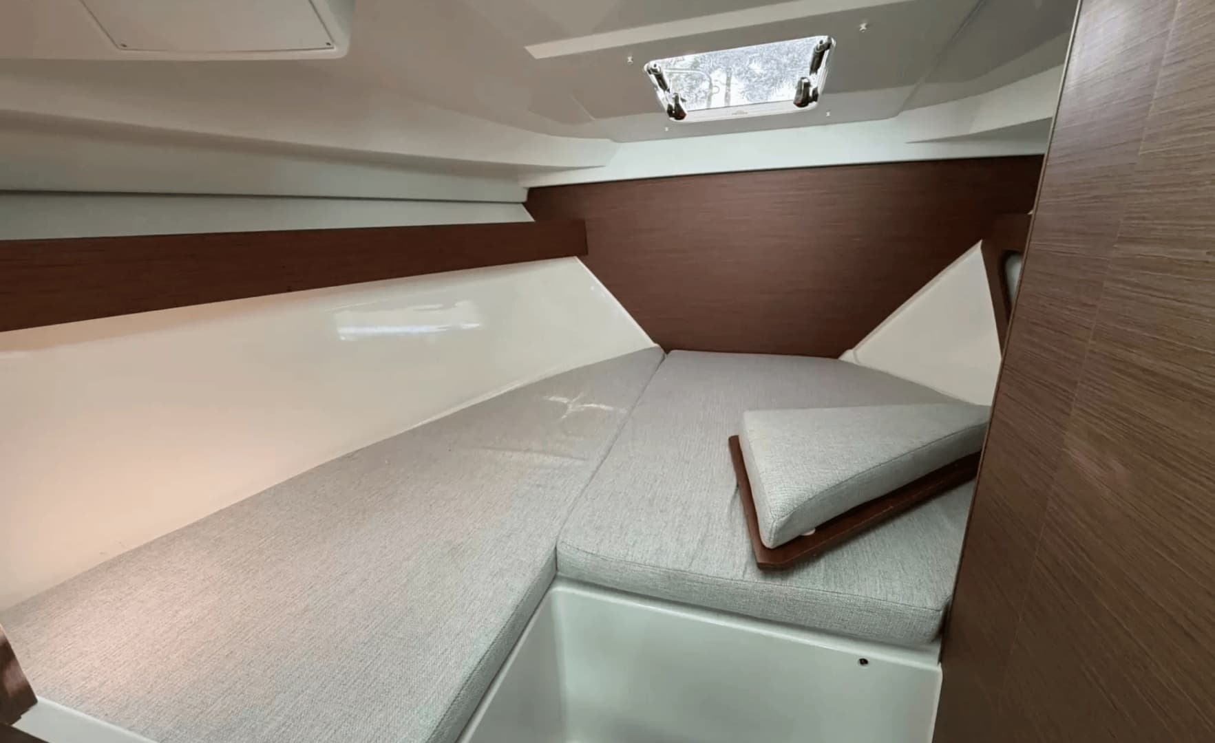 2023 Jeanneau NC-795 Coupe