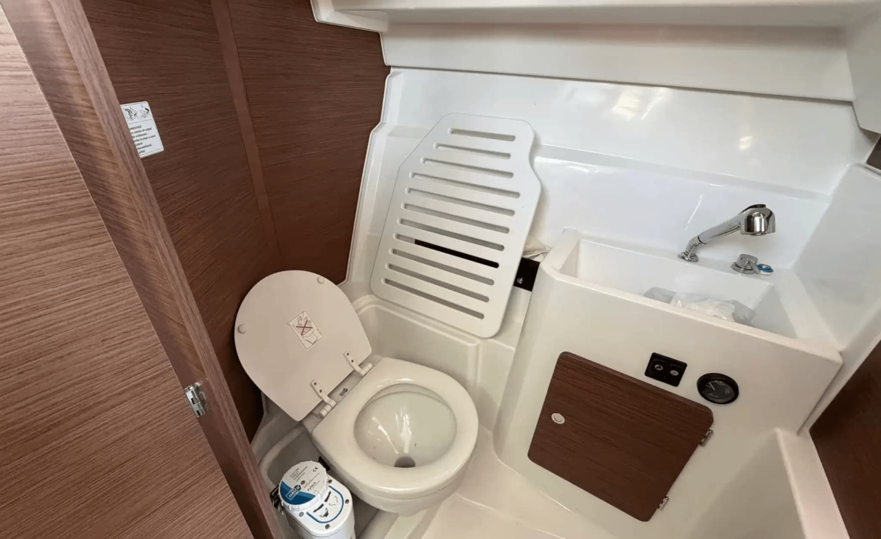 2023 Jeanneau NC-795 Coupe