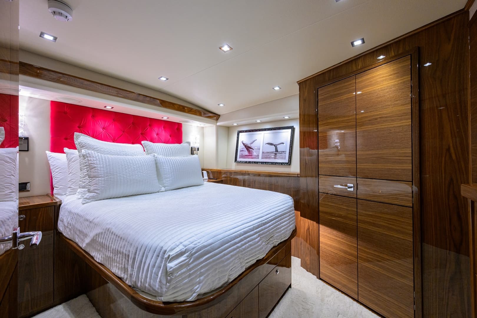 Viking 80 MERCEDES - Port Guest Stateroom