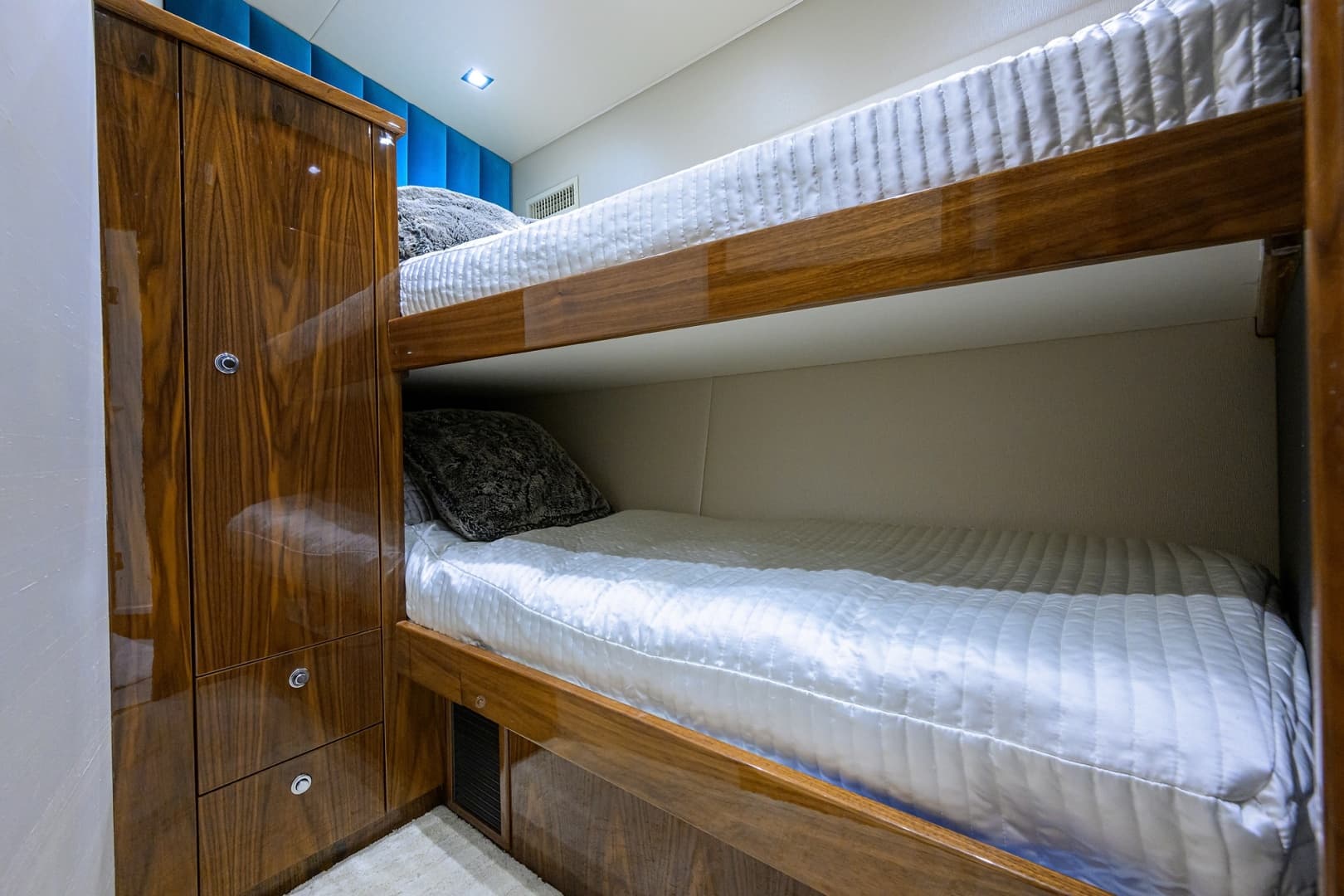 Viking 80 MERCEDES - Forward Starboard Guest Stateroom