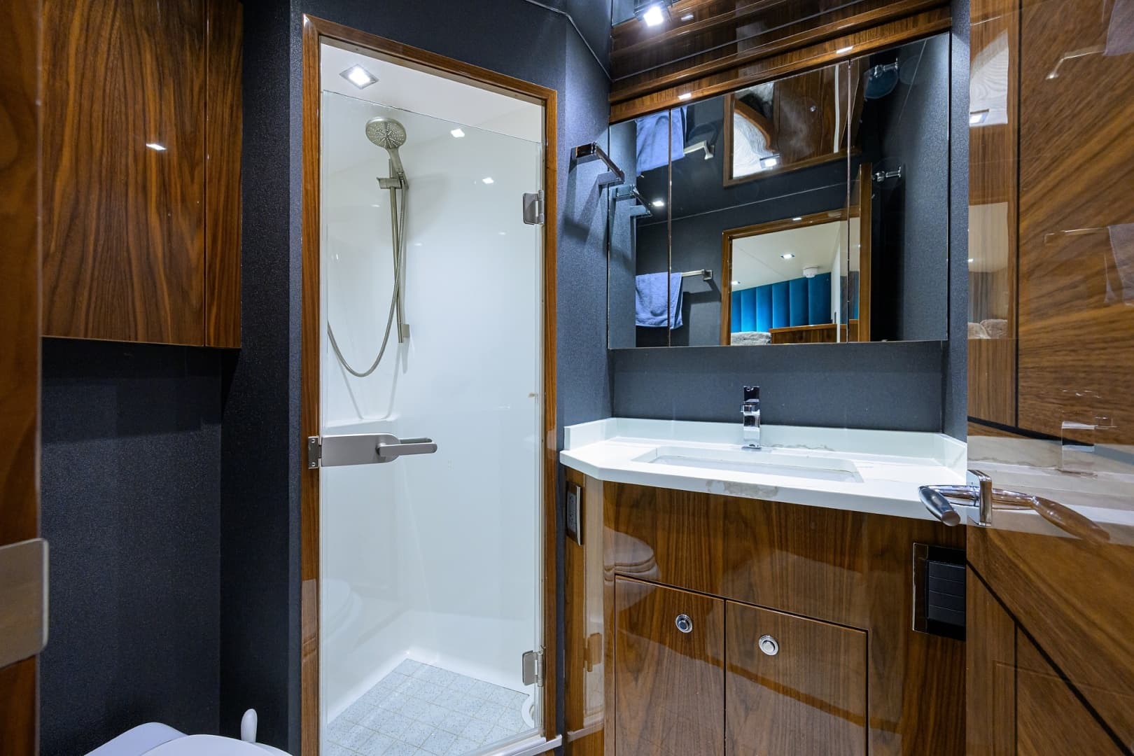 Viking 80 MERCEDES - Forward Starboard Guest Head