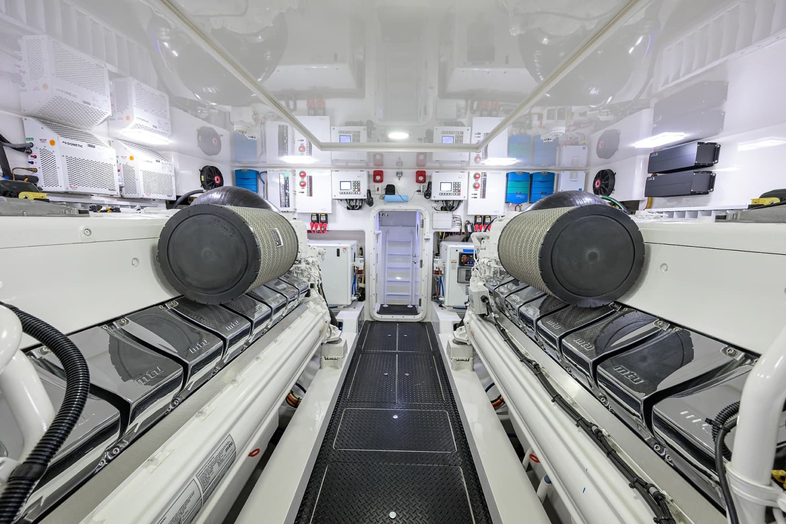 Viking 80 MERCEDES - Engine Room