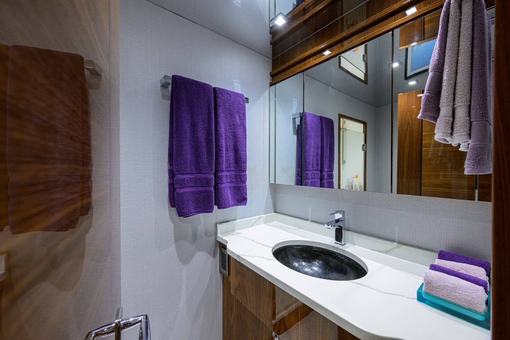 Viking 80 MERCEDES - Forward Guest Head