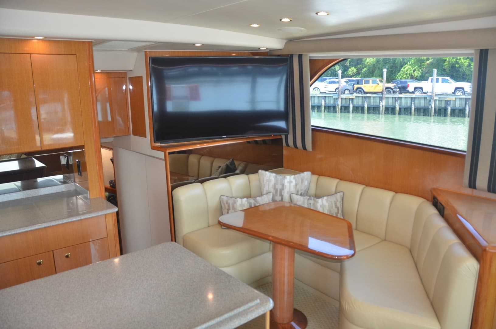 Viking 52 LET IT RAIN - Salon/Galley