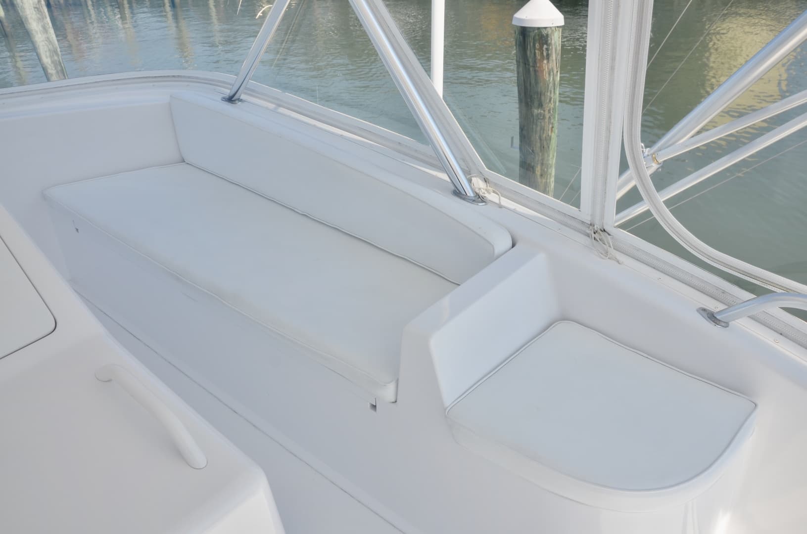 Viking 52 LET IT RAIN - Helm Seating
