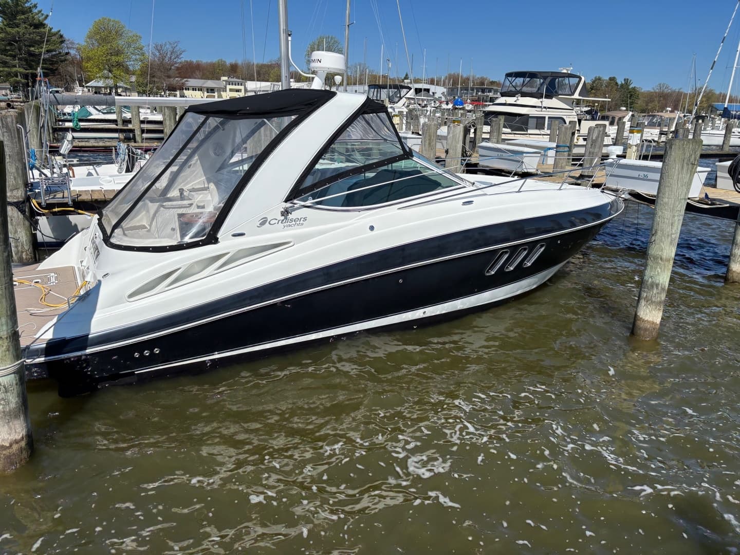 2008 Cruisers Yachts 330/350 Express