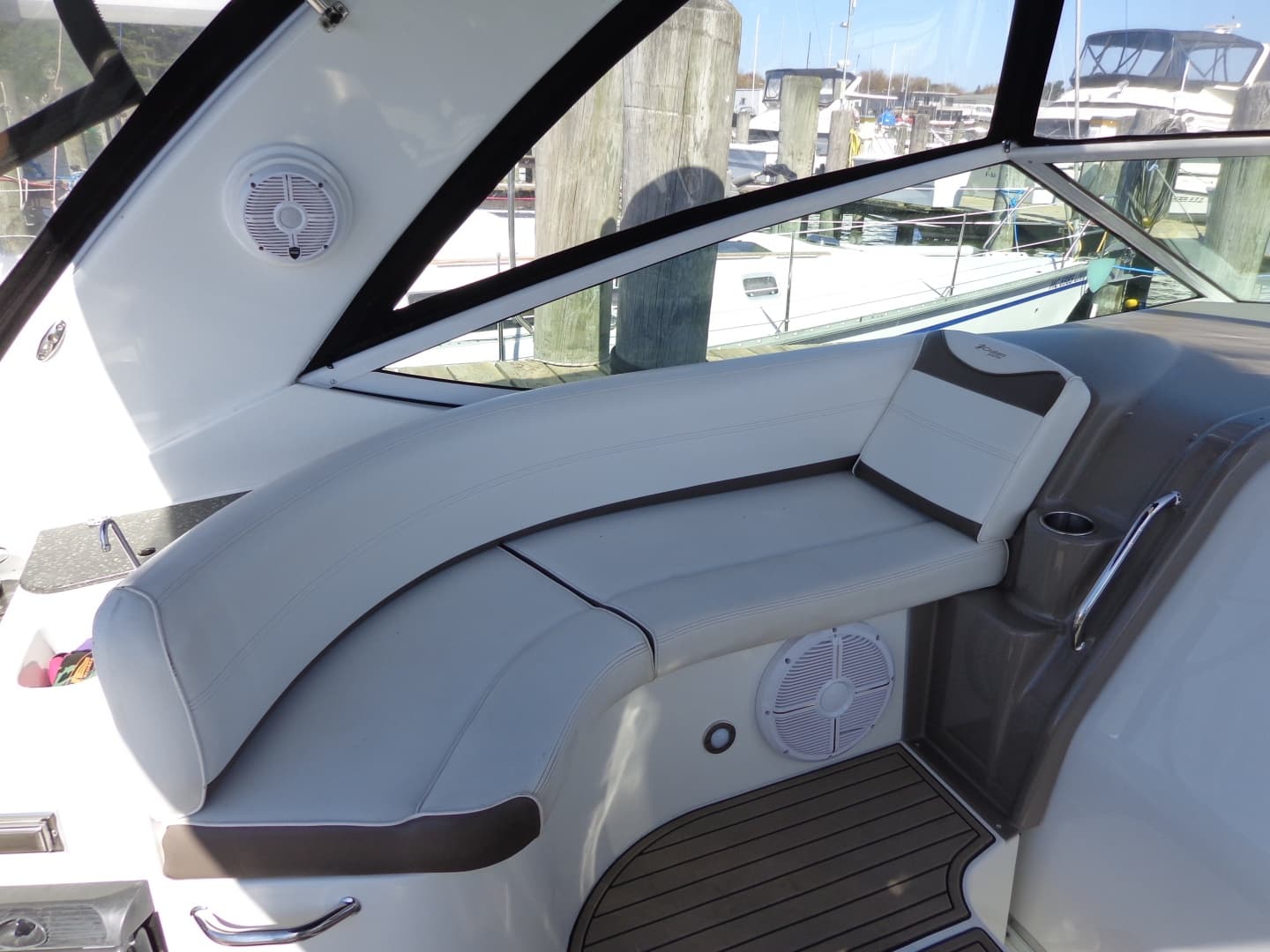 2008 Cruisers Yachts 330/350 Express