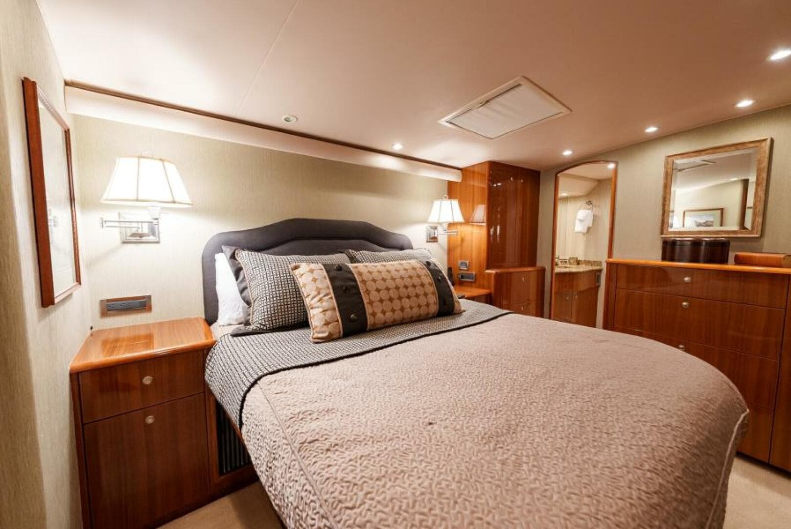 2008 Viking 68 Skybridge LIQUID APPLE Master Stateroom