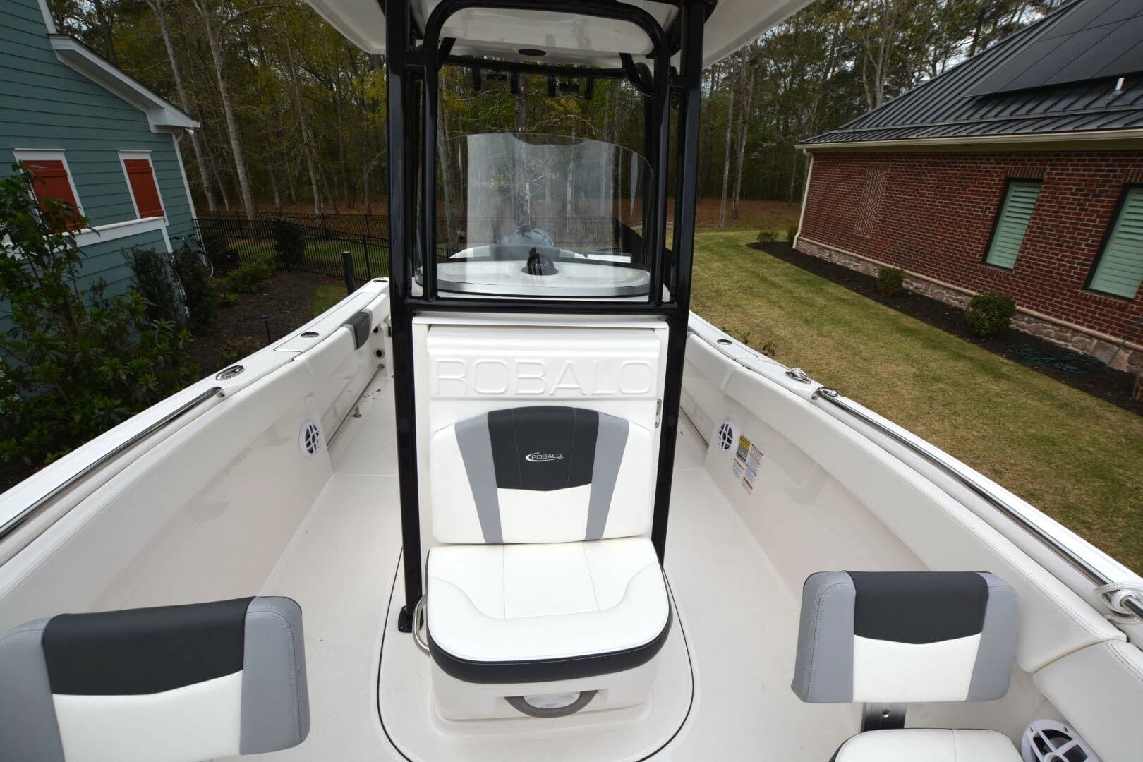 2023 Robalo R230