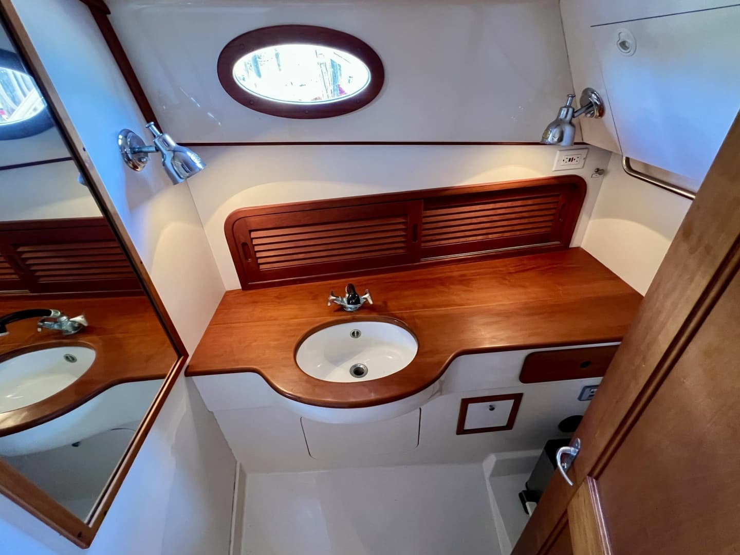 1995 Hinckley Picnic Boat 36 Classic