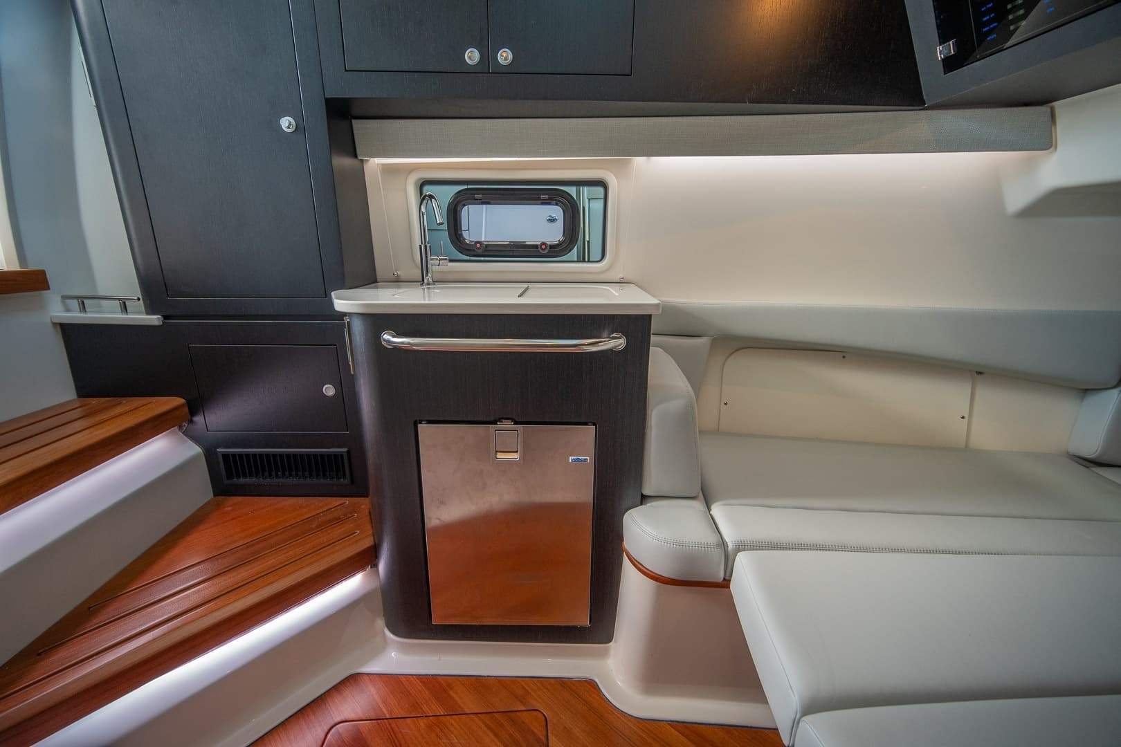 Boston Whaler 380 Realm -